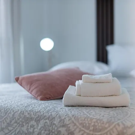 Апартаменты #t33 Chic 2br In The Centre Of